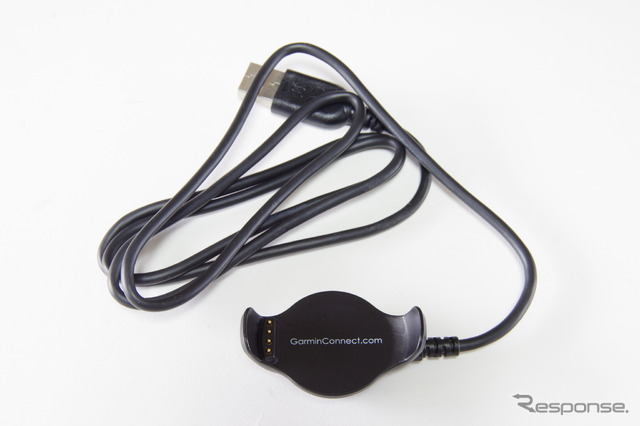 付属のクレードル。パソコンのUSB端子に接続して充電やデータ同期を行うのに使う。