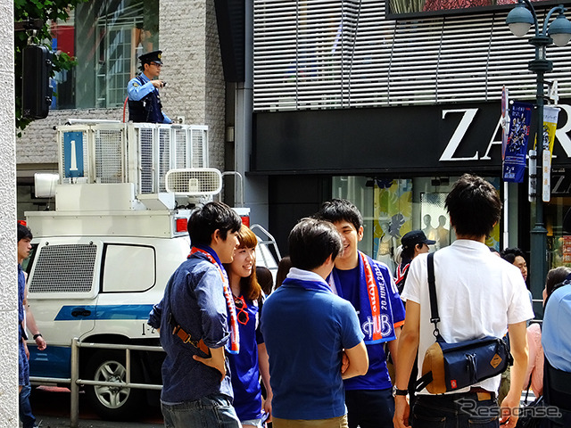 肩を落として駅へ向かうサポーター