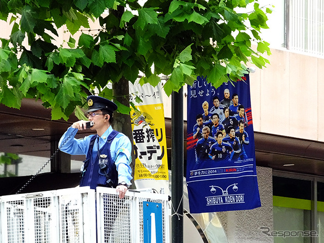 駅周辺の混雑を伝えるDJポリス
