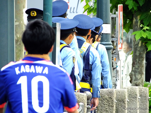 警官とサポーター