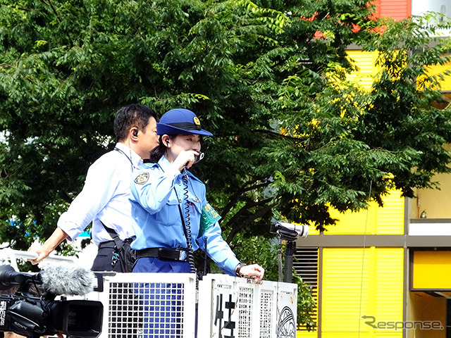 女性版DJポリスの姿も