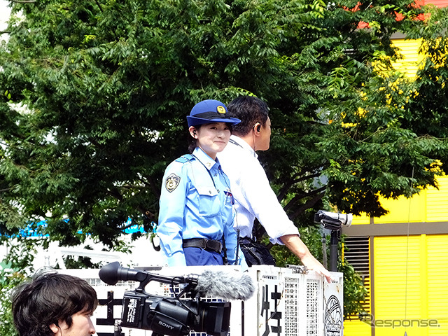 女性版DJポリスの姿も