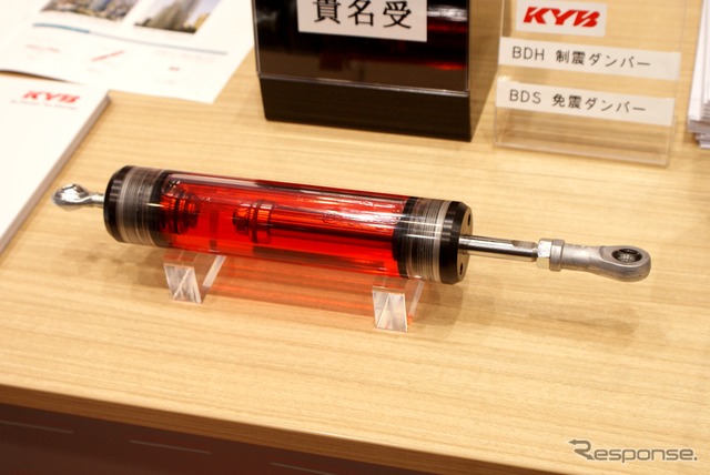 オイルダンパーの展示