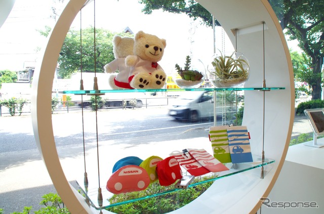 店内ディスプレイも女性スタッフが担当(日産「レディー・ファーストプロジェクト」モデル店)