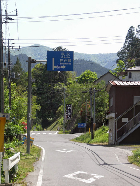 この案内標識に従って右折すると、いよいよ本格的な上りが始まる