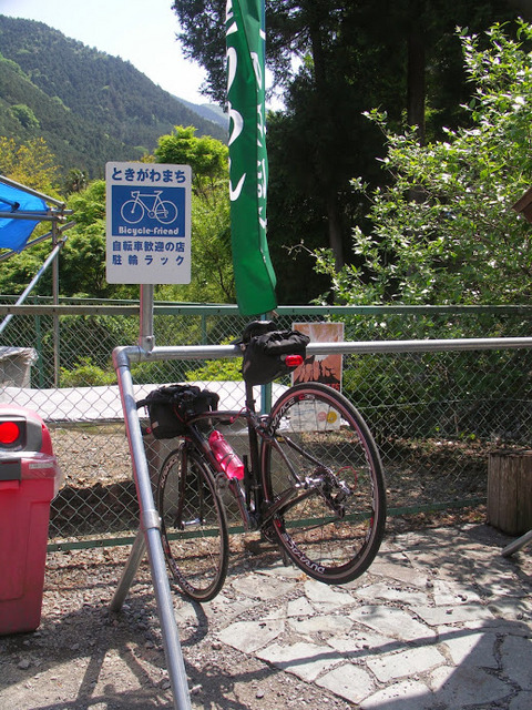 サイクリストに優しい町を目指すときがわ町。道沿いの大野特産物販売所にはサイクルスタンドが設置されている