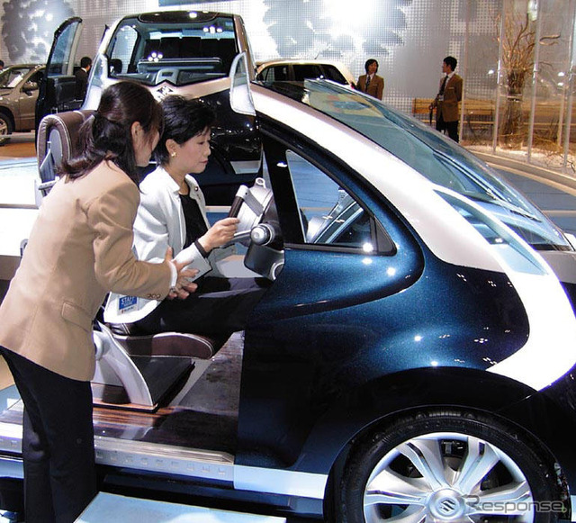 【東京モーターショー05】小池環境大臣、日産 ピボ に乗る