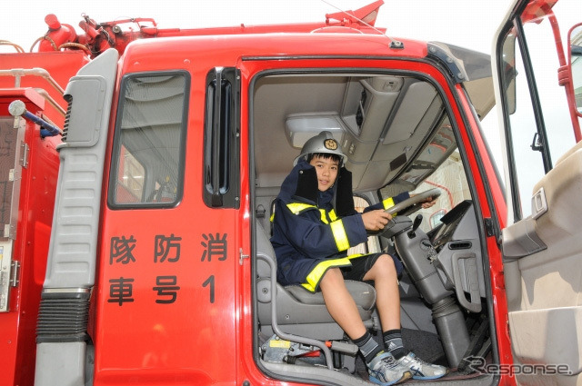 消防車の運転席で記念撮影
