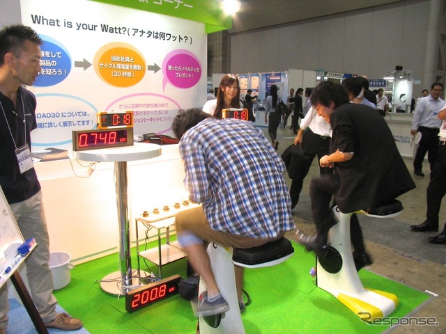 30秒間のペダリングで発電量を競う。携帯電話での通話数分に値する電力は作れるようだ