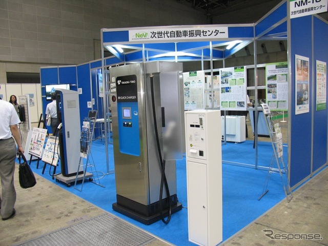 東光高岳のEV急速充電器　スリムな20kW型でコイン式課金装置を組み合わせている