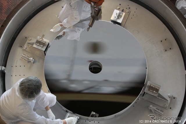 蒸着直後の宇宙科学研究所1.3m望遠鏡反射鏡（出典：2014 OAO／NAOJ　＆　JAXA）