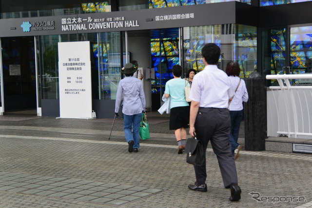 日産自動車株主総会に出席する株主