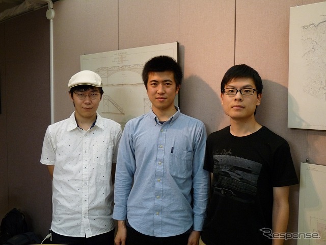 中国鉄道時刻研究会は東大大学院の何さん(中央)とtwinrailさん(右)が主宰。中村さん(左)はじめ約20人のボランティアの協力を得て時刻表の制作を進めている。