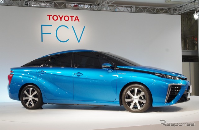 トヨタ セダンタイプの新型燃料電池自動車(FCV)