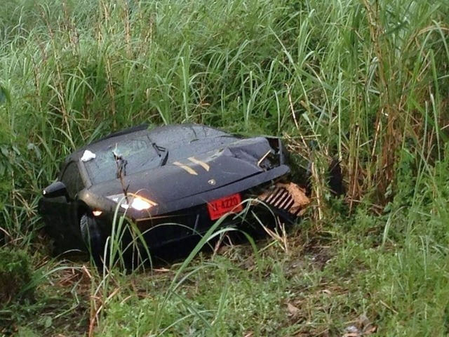 ランボルギーニ、木にぶつかり真っ二つ タイ北部