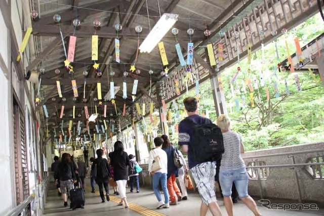 南海は今夏も極楽橋駅の「風鈴トンネル」を実施。約500個の風鈴を通路天井からぶら下げる。