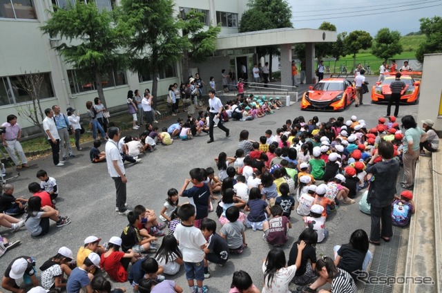 オートバックス・レーシング・チーム・アグリ(ARTA)は6月26日、三重県の鈴鹿市立庄野小学校で「モータスポーツ課外授業 SUPER GT学校訪問」を行った。