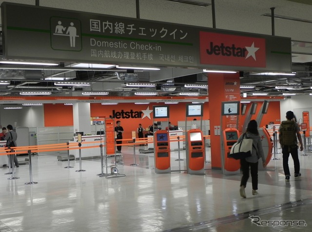 成田空港の第2ビル内にあるジェットスター国内線チェックインカウンター
