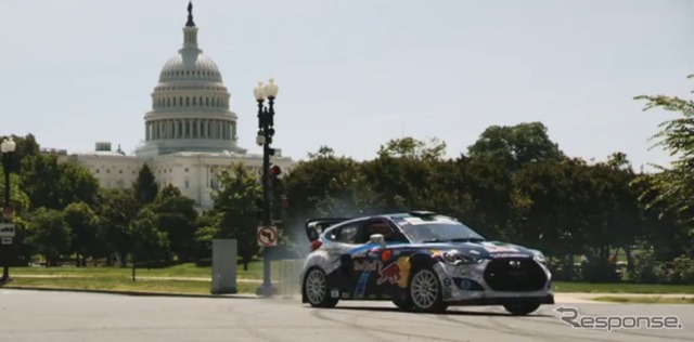 米国ワシントンの国会議事堂前でドリフト走行するヒュンダイベロスター