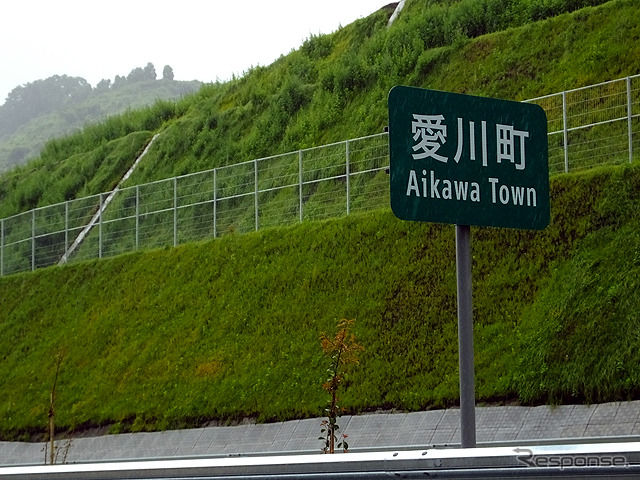 車窓右手は小高い丘が続く