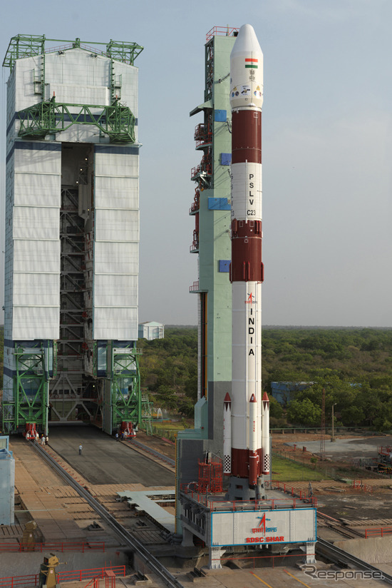 準備棟から第1発射台へ移動中のPSLV-C23（Credit：ISRO）