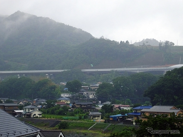 相模川の右岸を走る圏央道