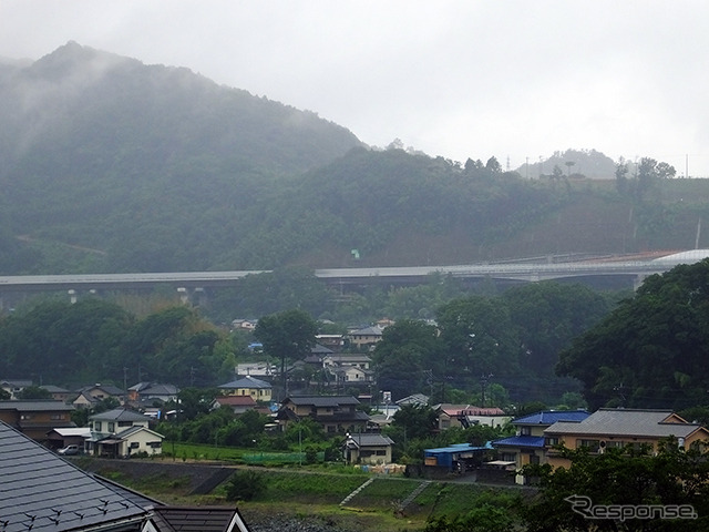 相模川の右岸を走る圏央道