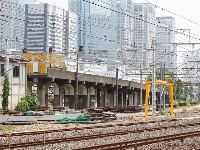 品川駅の北側に放置されている、幻の「京浜急行線」の高架橋。新駅の整備を含む再開発プロジェクトの進ちょくに伴い、そう遠くない時期に撤去されるとみられる。