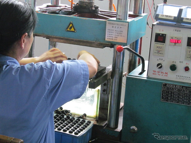 中国の工場で行われている、エア漏れの検査