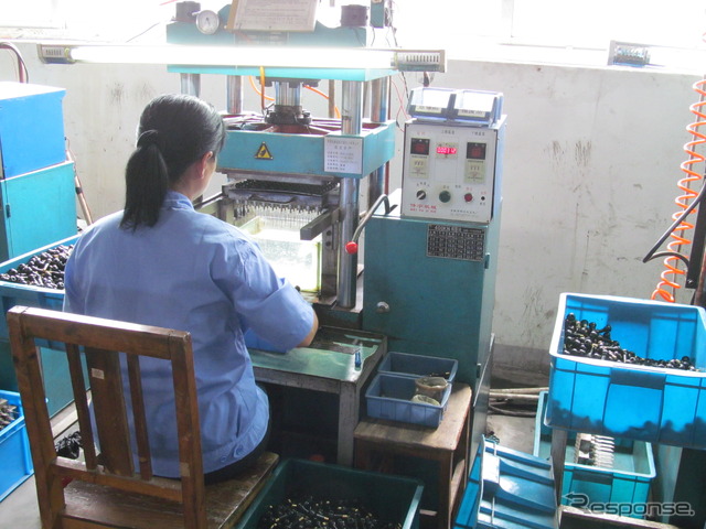 中国の工場で行われている、エア漏れの検査