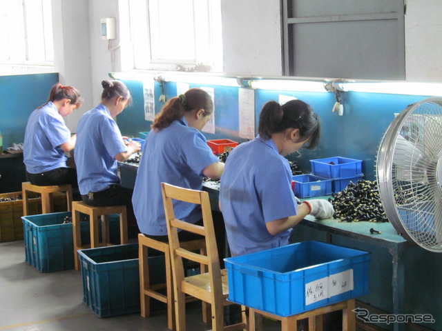 中国の工場で行われている、キズや変形の目視検査