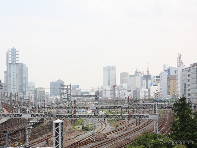 再開発プロジェクトが進む田町～品川間を札の辻橋（田町方）から望む。車両基地の東側（左）への集約はほぼ完了しており、西側（右）の再開発エリアも今後大きく変化していくことになる。