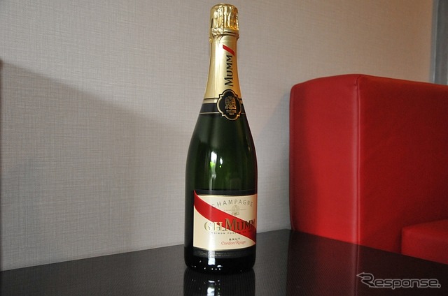 F1公式指定シャンパン「マム コルドン ルージュ」。ルームサービスによる別途注文でどうぞ