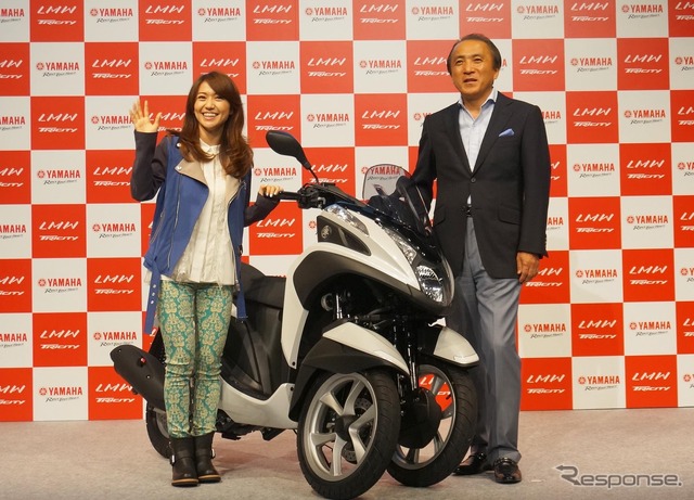 ヤマハは同社初の三輪ATバイク トリシティMW125を発売した。タレントの大島優子さん（左）と柳弘之ヤマハ発動機社長（右）