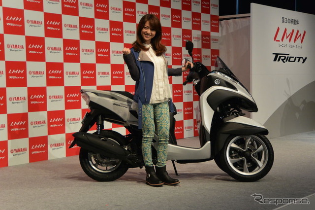 ヤマハ発動機 トリシティ MW125 発表会。手前は女優の大島優子さん
