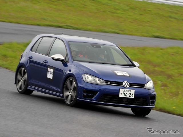 講師運転のゴルフR&ビートルレーサーの助手席を体感できるサーキットタクシー