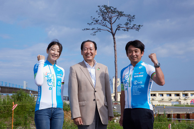 記者発表に登場した(左から)日向涼子、陸前高田市の戸羽太市長、片山右京