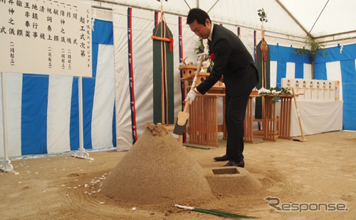 GLP帖佐社長による鍬入れ