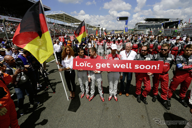ルマンでは、デュバルの早期回復を願うバナーが僚友たちによって掲げられた。写真:AUDI