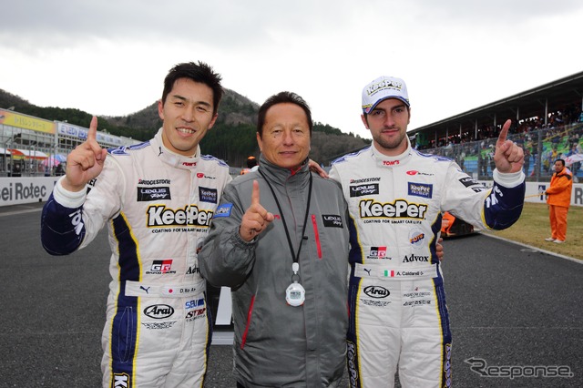 カルダレッリ(右)は伊藤大輔(左)と組んでSUPER GT/GT500クラスにレクサス陣営から参戦中、今季開幕戦では優勝した。中央はトムスの関谷正徳監督。写真:TOYOTA