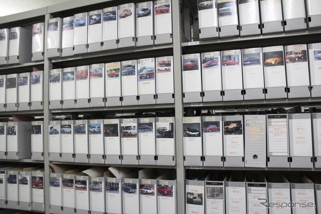 資料室には展示車両のすべての資料が分類整理されている