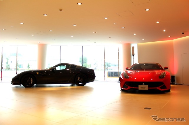 フェラーリ・599GTO（左）とフェラーリ・F12