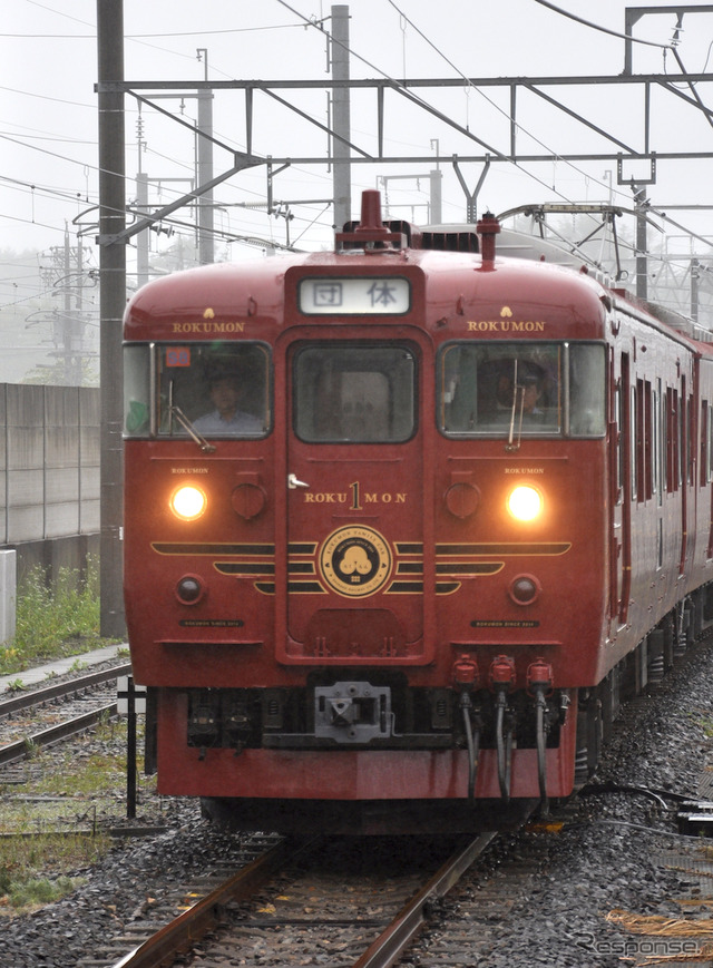 しなの鉄道で7月11日から運行される観光列車「ろくもん」の試乗会が5日、上田～軽井沢間で行われた。写真は雨の軽井沢駅に進入する「ろくもん」
