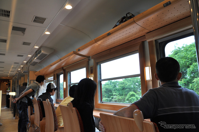 しなの鉄道で7月11日から運行される観光列車「ろくもん」の試乗会が5日、上田～軽井沢間で行われた。浅間山が見える途中区間では徐行運転。あいにくの雨で山はほとんど見えなかったが、乗客は車窓風景に見入っていた