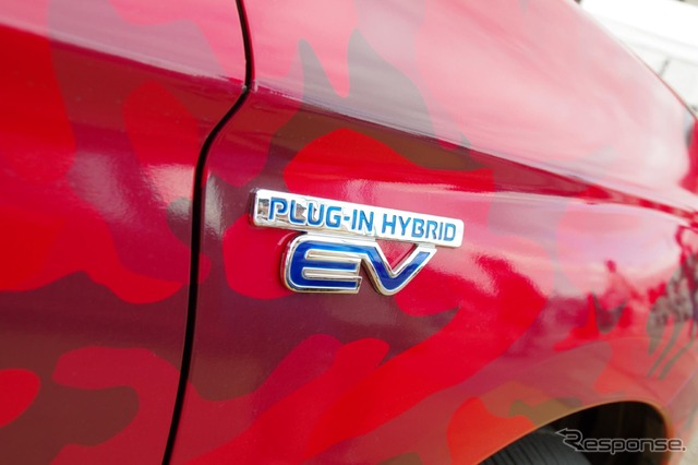 三菱 アウトランダーPHEV 浦和レッズユニフォーム迷彩仕様