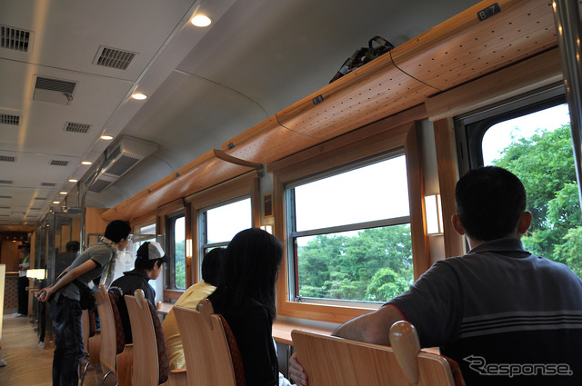 2号車:窓向きのカウンター席。