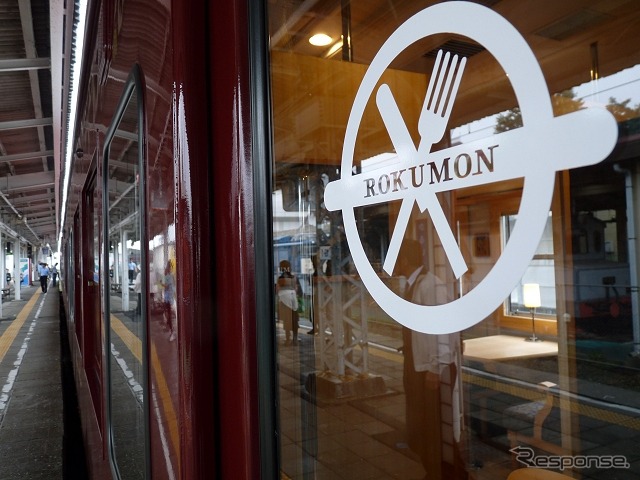 車体:食事サービス付きを示すマーク。