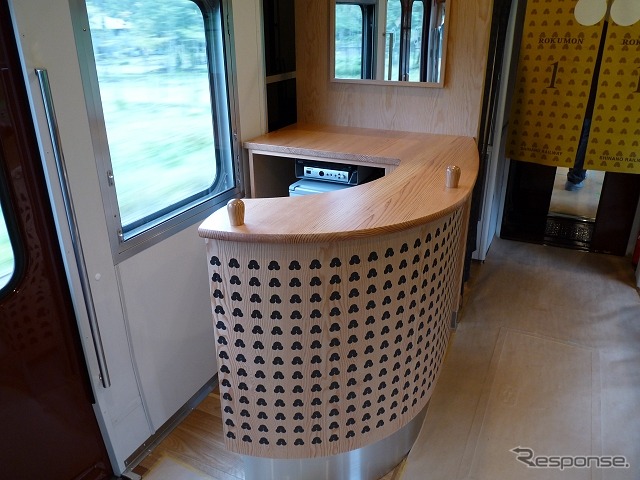 1号車:2号車方に設けられたカウンター。