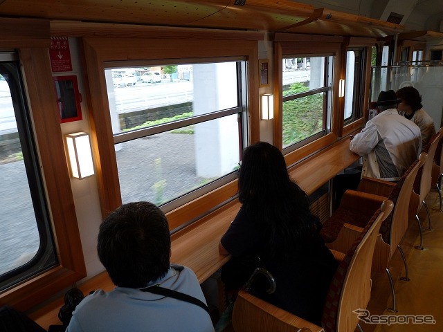 2号車:窓向きのカウンター席。