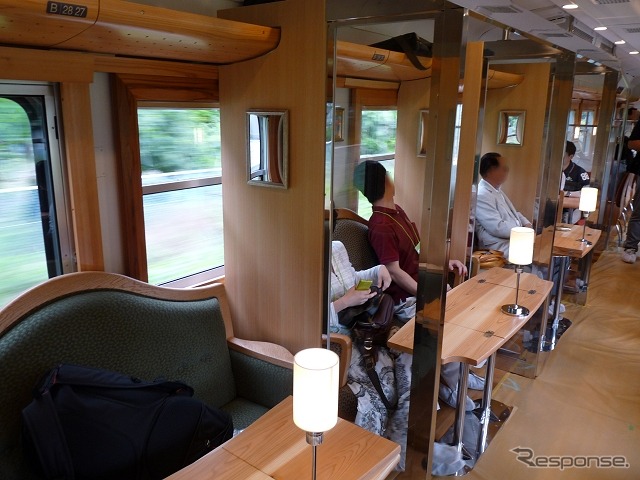 2号車:反対側の窓を向いた2人がけソファ席。